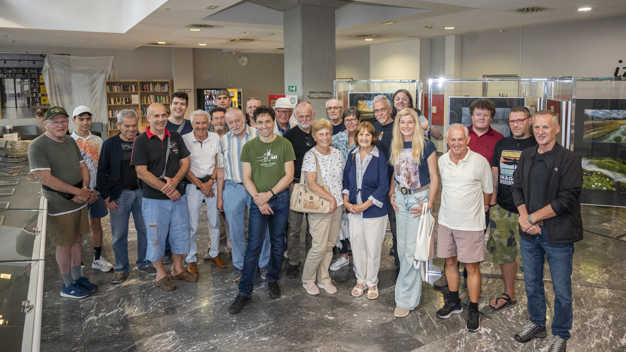 Skupinska fotografija sodelujočih na razstavi