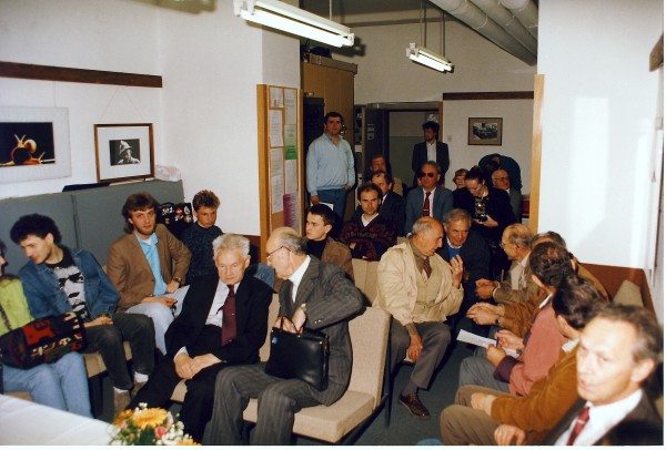 Jaka Čop med člani Fotokluba Janze Puhar Kranj ob podelitvi častnega članstva 7. maja 1993.